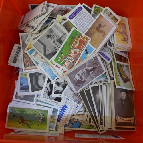 715 - A folder and box with chewing gum cards, trade cards and cigarette cards