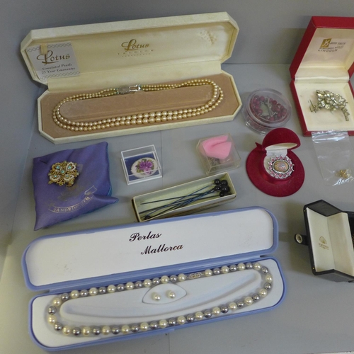 718 - Assorted jewellery including Mallorca and Lotus pearls