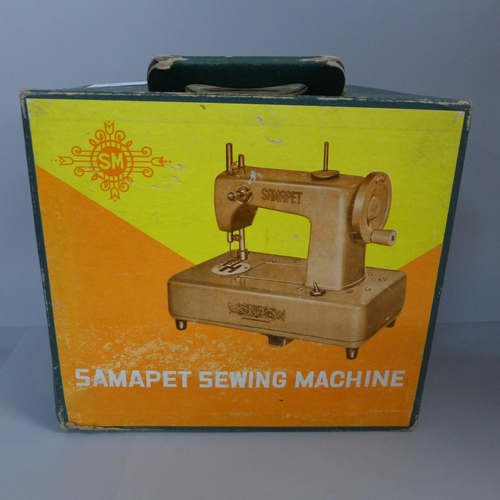 752 - A Samapet miniature sewing machine, boxed