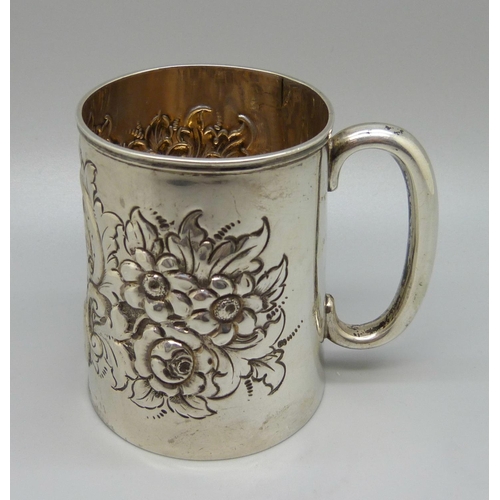 829 - A silver embossed tankard, Chester 1899, 84g