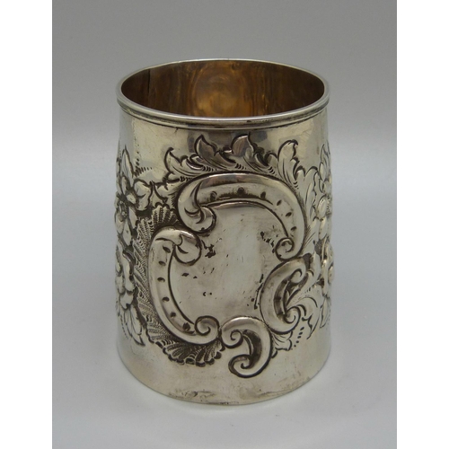 829 - A silver embossed tankard, Chester 1899, 84g