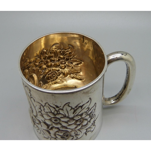 829 - A silver embossed tankard, Chester 1899, 84g