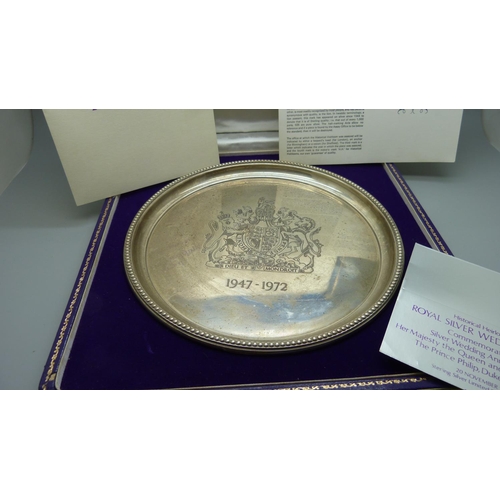 834 - A Royal Silver Wedding salver, 20 November 1972, 2009 of 3500, with the original box and papers, 310... 