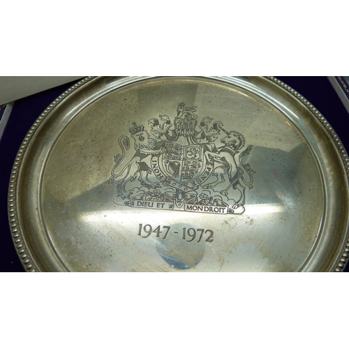 834 - A Royal Silver Wedding salver, 20 November 1972, 2009 of 3500, with the original box and papers, 310... 