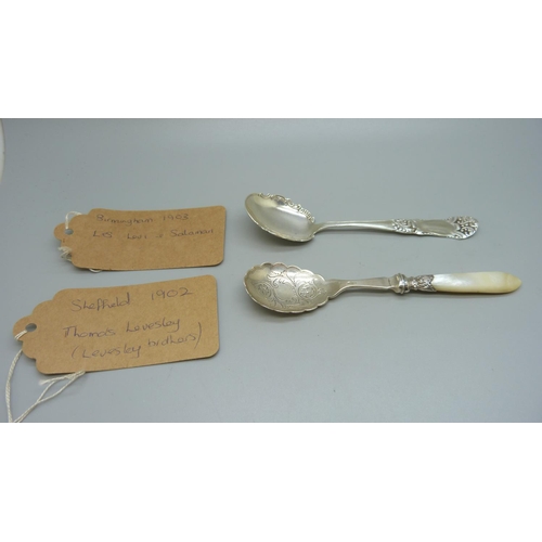 853 - Two silver spoons, one with mother of pearl handle (Sheffield 1902, Thomas Leveley) and one other (B... 