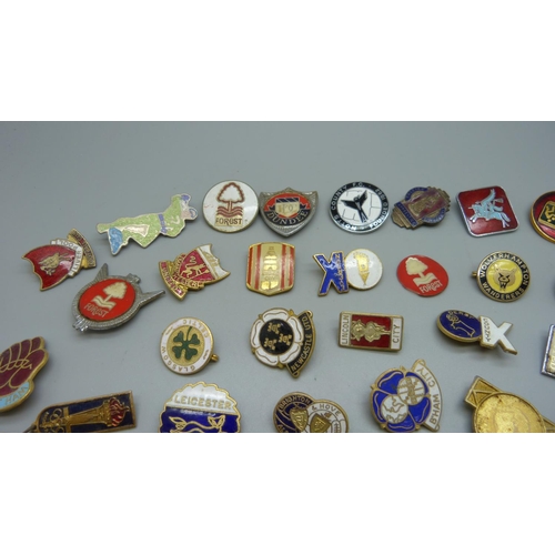 856 - A quantity of enamelled badges, mostly Premier League football