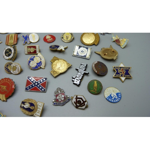 856 - A quantity of enamelled badges, mostly Premier League football