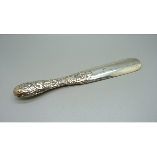 858 - A silver shoe horn, 70g