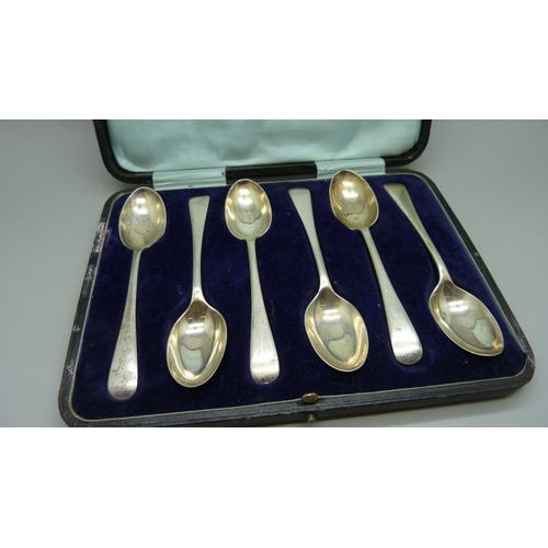 863 - A case set of six silver spoons, Walker & Hall, Sheffield 1977, 146g