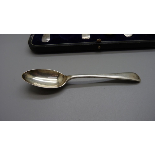 863 - A case set of six silver spoons, Walker & Hall, Sheffield 1977, 146g