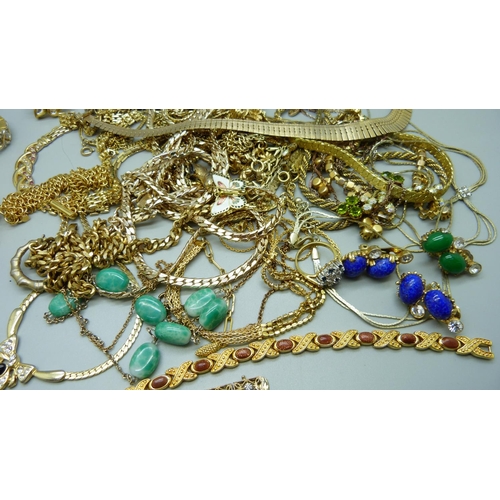 869 - Gold-tone costume jewellery