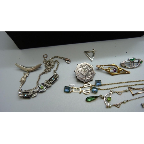 871 - A box of Victorian and later costume jewellery including a 9ct gold brooch lacking pin, 1.3g, small ... 