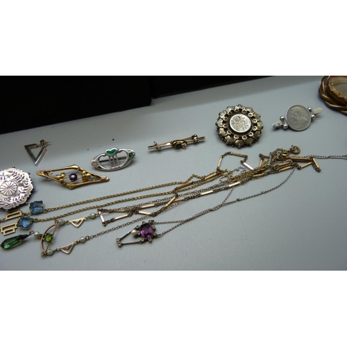 871 - A box of Victorian and later costume jewellery including a 9ct gold brooch lacking pin, 1.3g, small ... 