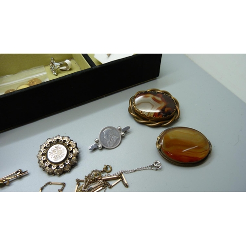 871 - A box of Victorian and later costume jewellery including a 9ct gold brooch lacking pin, 1.3g, small ... 