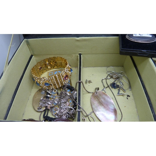 871 - A box of Victorian and later costume jewellery including a 9ct gold brooch lacking pin, 1.3g, small ... 