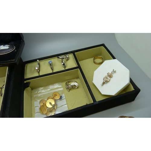 871 - A box of Victorian and later costume jewellery including a 9ct gold brooch lacking pin, 1.3g, small ... 