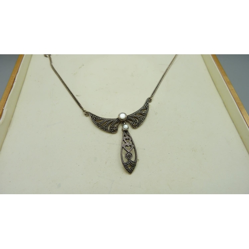 879 - A silver and moonstone necklace