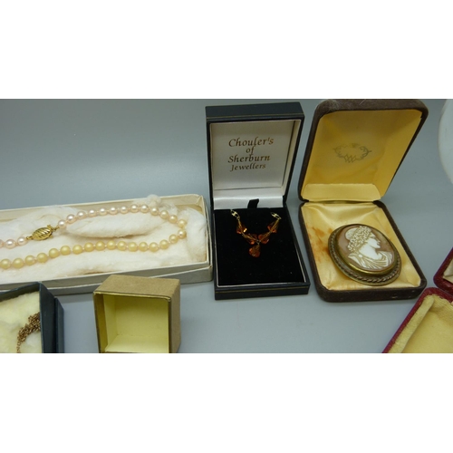 881 - Vintage costume jewellery, simulated pearls a/f