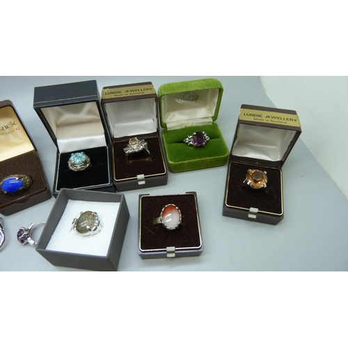 882 - A collection of Scottish rings