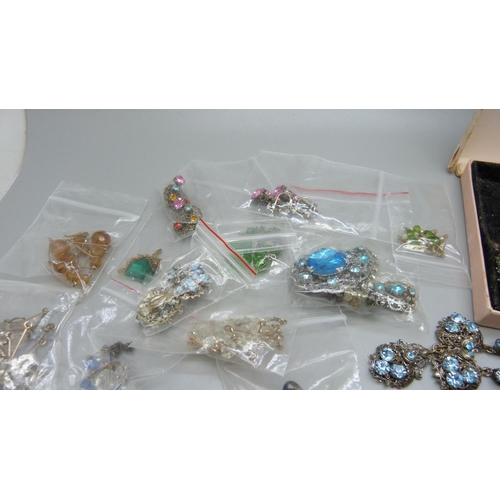 887 - A collection of vintage costume jewellery, filigree jewellery, brooches, clip-on earrings, etc.