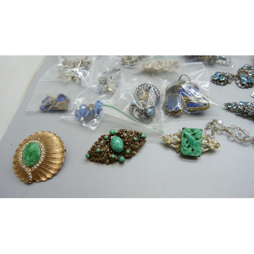 887 - A collection of vintage costume jewellery, filigree jewellery, brooches, clip-on earrings, etc.