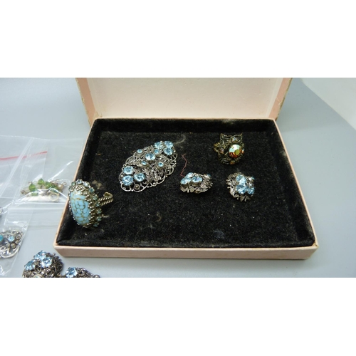 887 - A collection of vintage costume jewellery, filigree jewellery, brooches, clip-on earrings, etc.