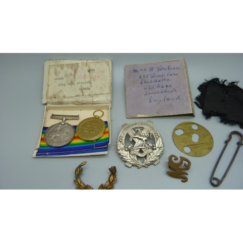 940 - A pair of WWI medals to 63582 Cpl AW Hoskins MGC and boxed Regimental badge, etc.