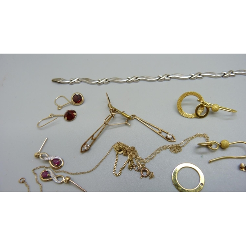 959 - A small collection of 9ct gold jewellery, 14g gross