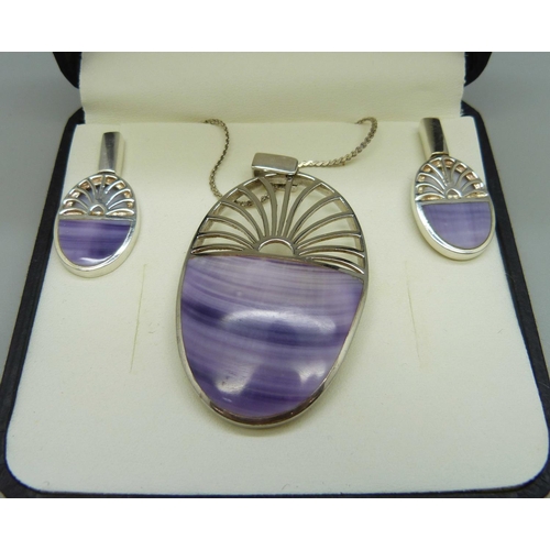 969 - A silver and agate jewellery set with reversible earrings