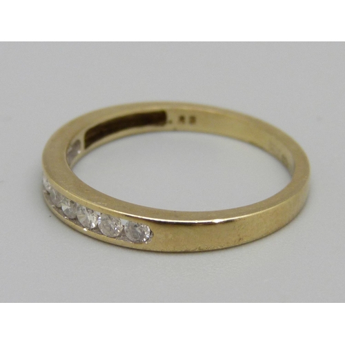 979 - A 9ct gold and diamond half eternity ring, marked .25ct in the shank, 1.6g, O