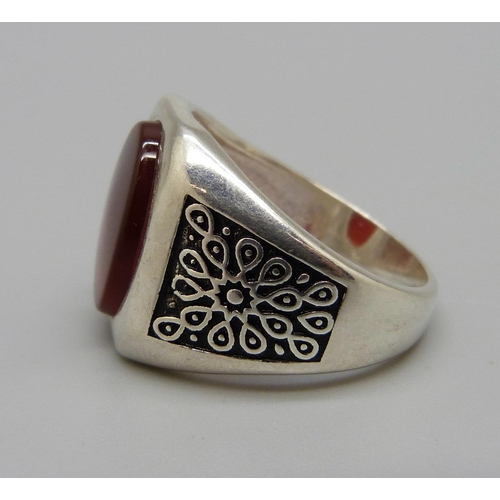 989 - A silver and agate set ring, R/S