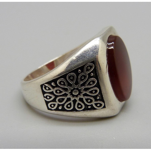 989 - A silver and agate set ring, R/S