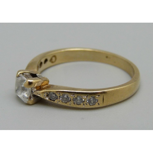 997 - A 9ct gold and white sapphire ring, 2.4g, O