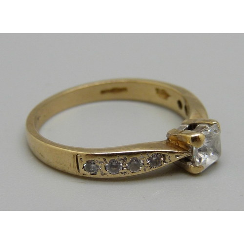 997 - A 9ct gold and white sapphire ring, 2.4g, O