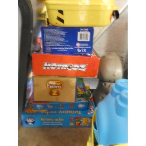 2207 - Bundle of children's toys and games