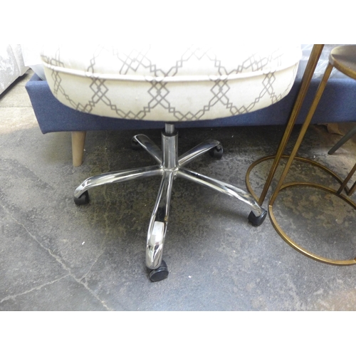 1501 - A beige patterned desk chair