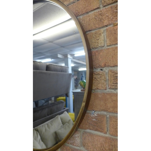 1586 - A gold effect circular mirror