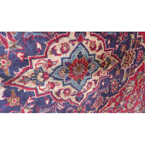 1593 - A fine Persian kashan carpet, traditional medallion design, 300x203cm