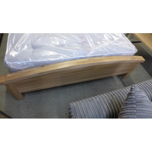 1603 - A Willis and Gambier oak kingsize bed frame