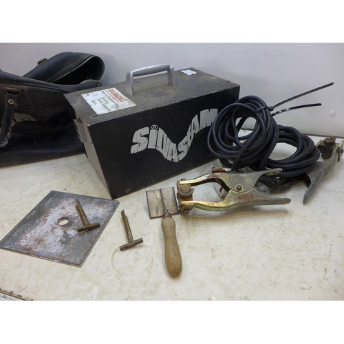 2172 - A Silverseam carpet heat seaming machine in a case with seaming tools and tape