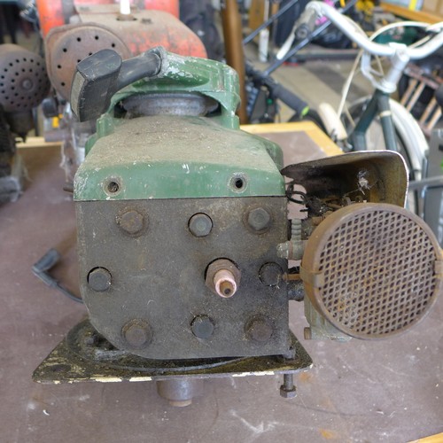 2173 - A Villiers petrol lawnmower engine with carburettor