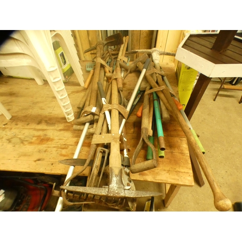 2375 - 3 bunches of garden tools