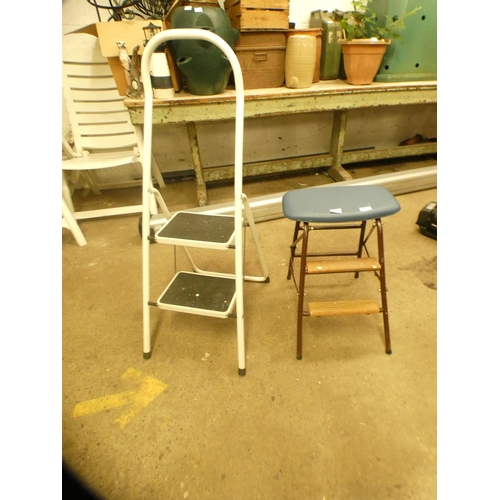 2385 - Caravan step and padded stepladder