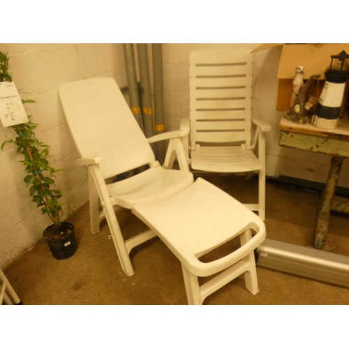 2391 - White deckchair and matching recliner chair