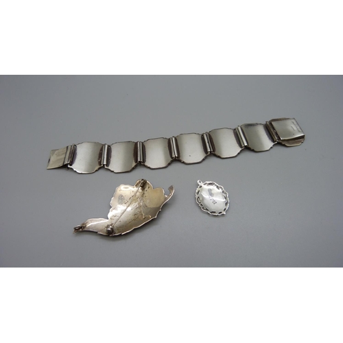 1054 - A Thai silver bracelet, brooch and pendant