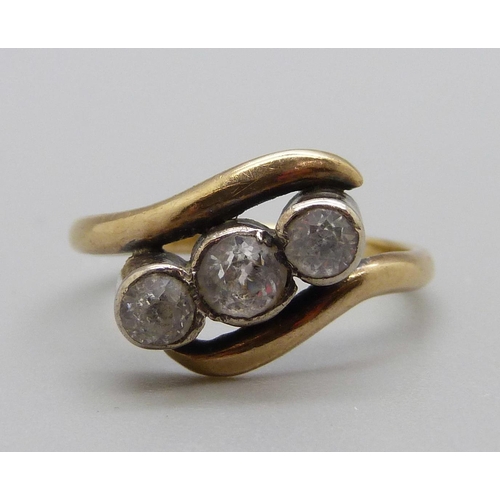 1119 - An 18ct gold crossover three stone ring, 2.9g, L