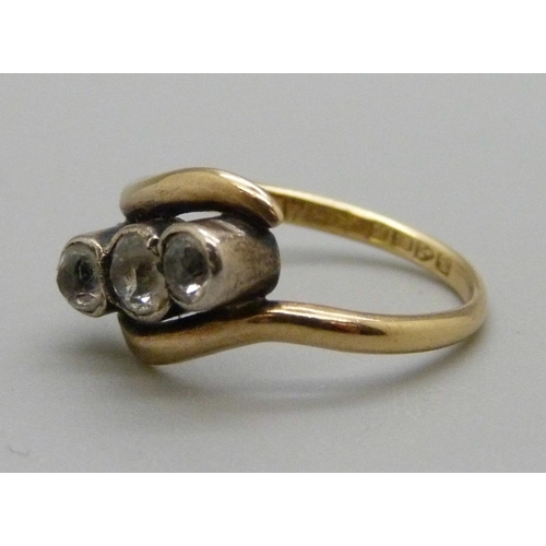 1119 - An 18ct gold crossover three stone ring, 2.9g, L