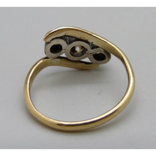 1119 - An 18ct gold crossover three stone ring, 2.9g, L