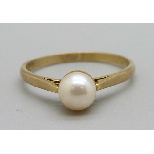 1120 - A 9ct gold and pearl ring, 2g, T