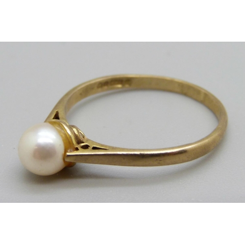 1120 - A 9ct gold and pearl ring, 2g, T